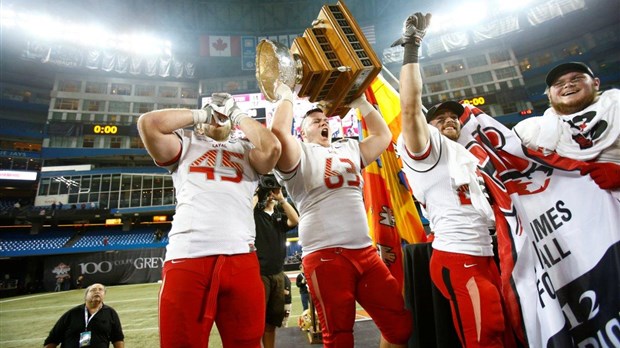 Dominic Noël conclut sa carrière universitaire en soulevant la coupe Vanier
